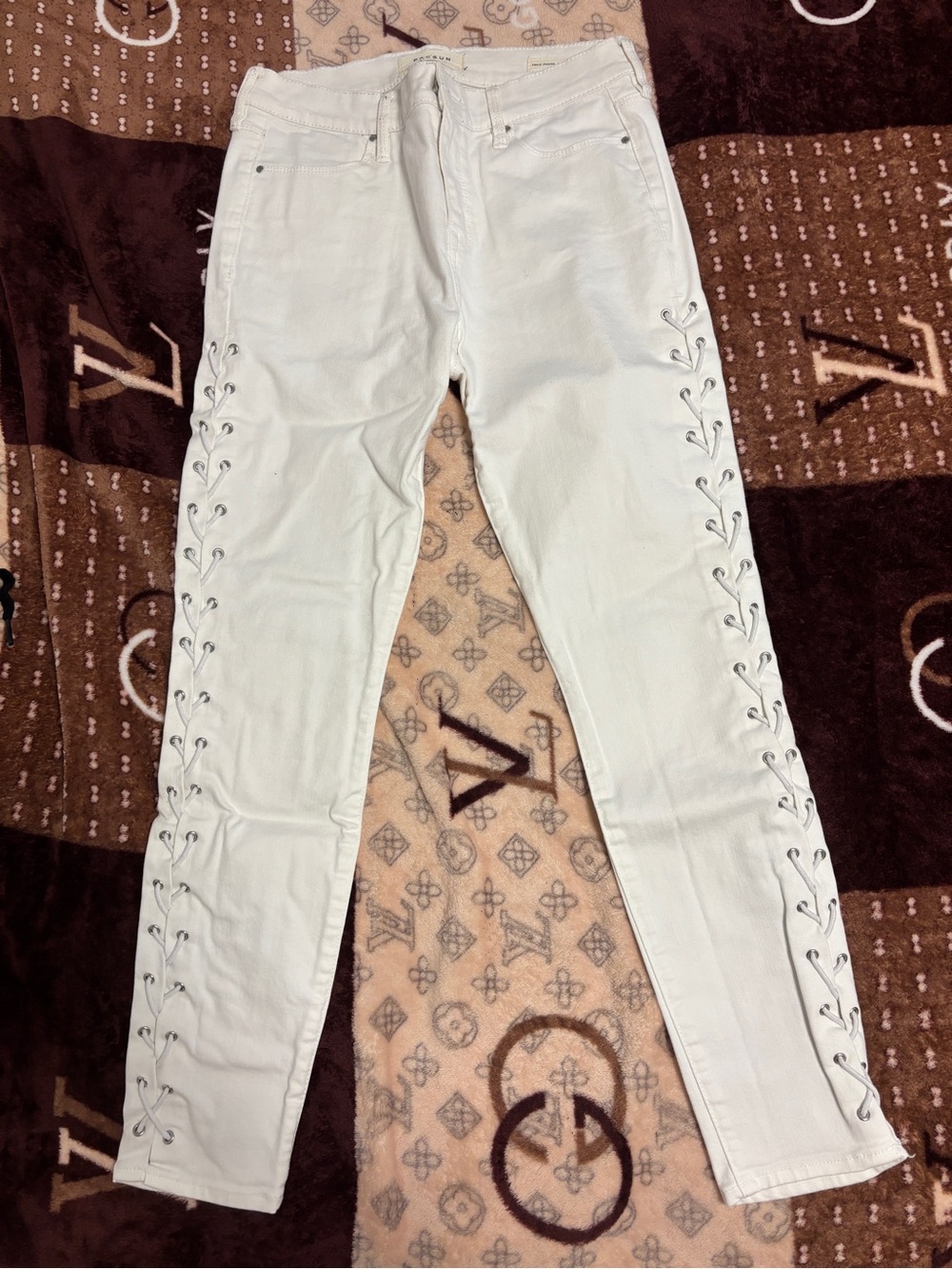 White jeans with stitch detail